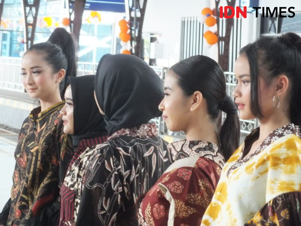 Penumpang Kereta Api di Purwokerto Dihibur Fashion Batik on The Train