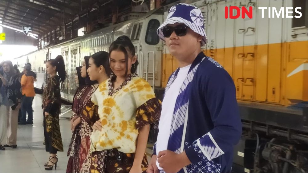 Penumpang Kereta Api di Purwokerto Dihibur Fashion Batik on The Train