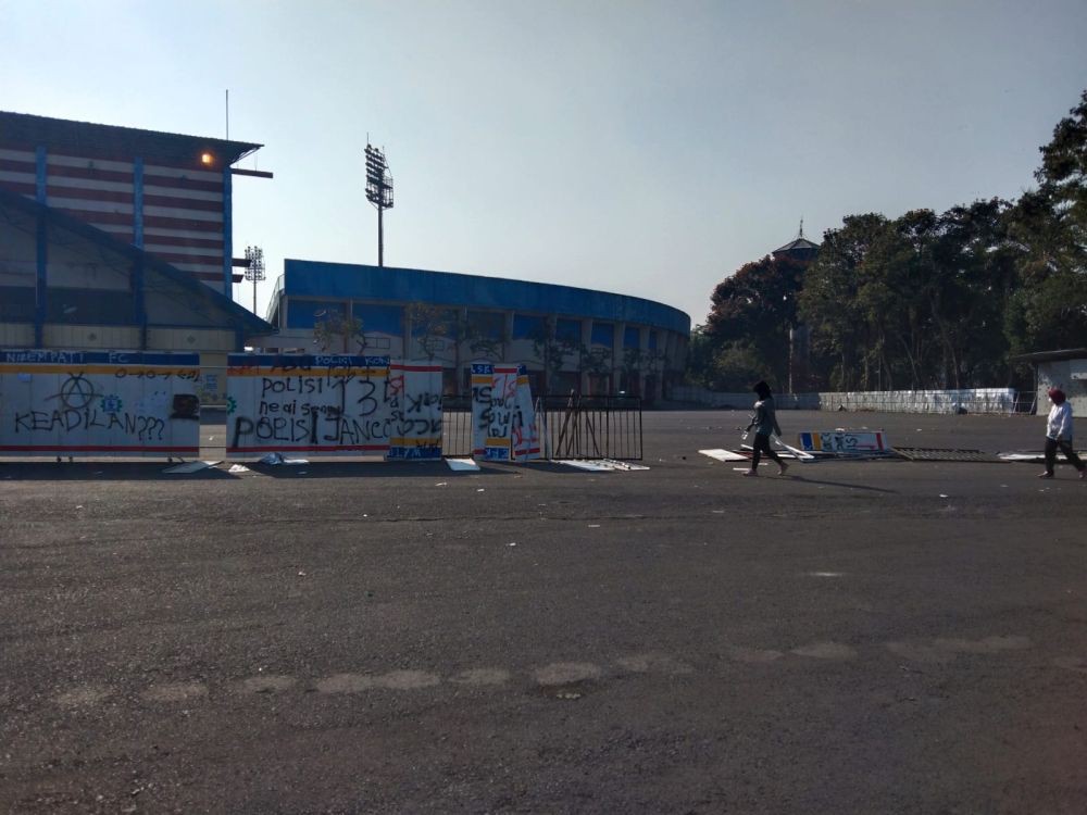 Kronologi Rumput Stadion Kanjuruhan Terbakar