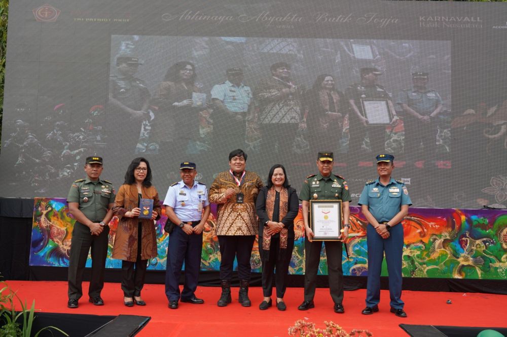 1.001 Prajurit TNI Pecahkan Rekor MURI Membatik Massal