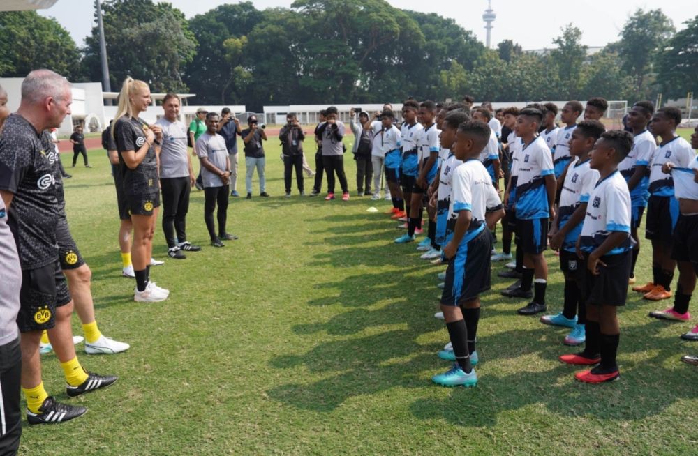 Eks Pemain Borussia Dortmund Coaching Bola Anak-anak Papua di PFA