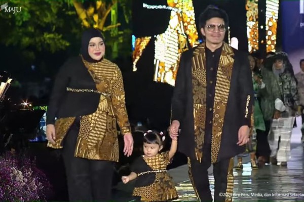 8 Potret Ameena Fashion Show di Istana Berbatik, Curi Perhatian Jokowi