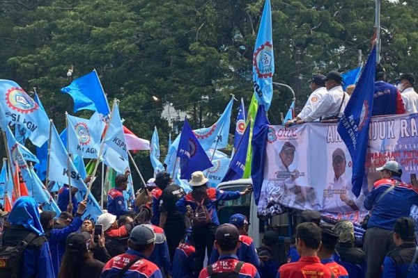 Buruh Kepung Gedung MK Jelang Putusan Gugatan UU Omnibus Law