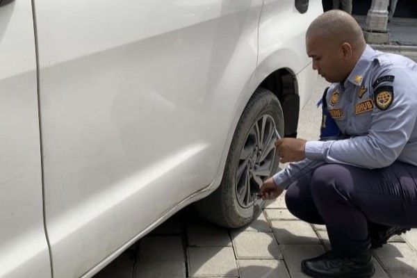 Parkir di Atas Trotoar Kesawan, Siap-Siap Ban Kendaraan Dikempesi