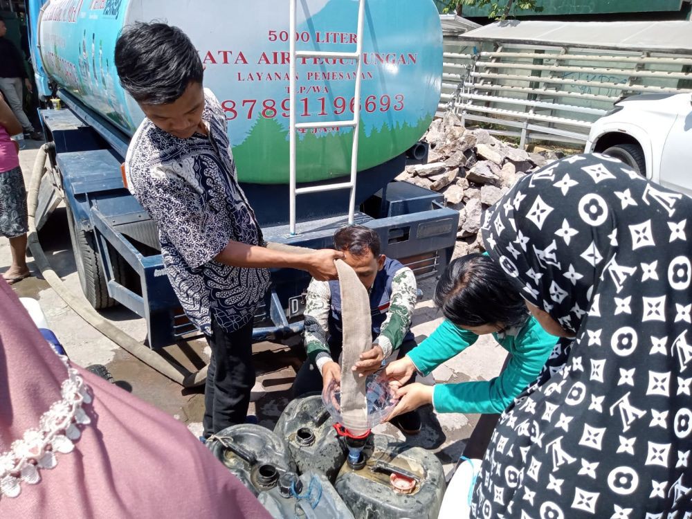 Krisis Air Bersih, Perumda Tirtawening Bagikan Air untuk Warga Bandung