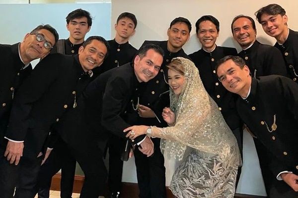 7 Potret Syach Bersaudara di Pernikahan Keponakan Mereka, Karismatik!