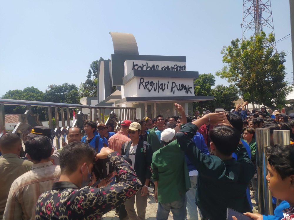 Mahasiswa Demo dan Merusak Gerbang Kantor DPRD Lotim