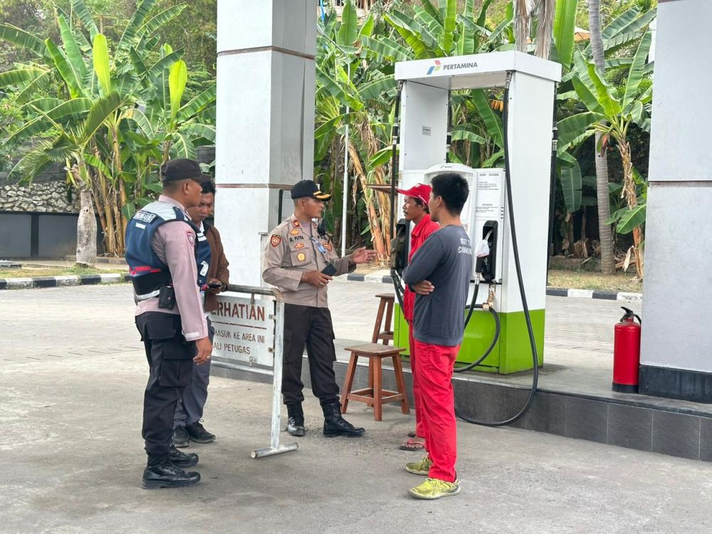 Viral, Antrean Mobil Mengular Beli BBM di Nusa Penida