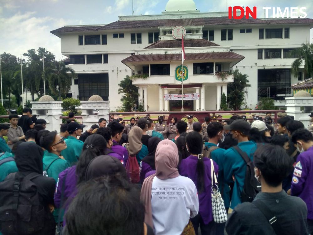 BEM SI Geruduk Kantor Wali Kota Medan, Buat Teatrikal Kuburan Bobby