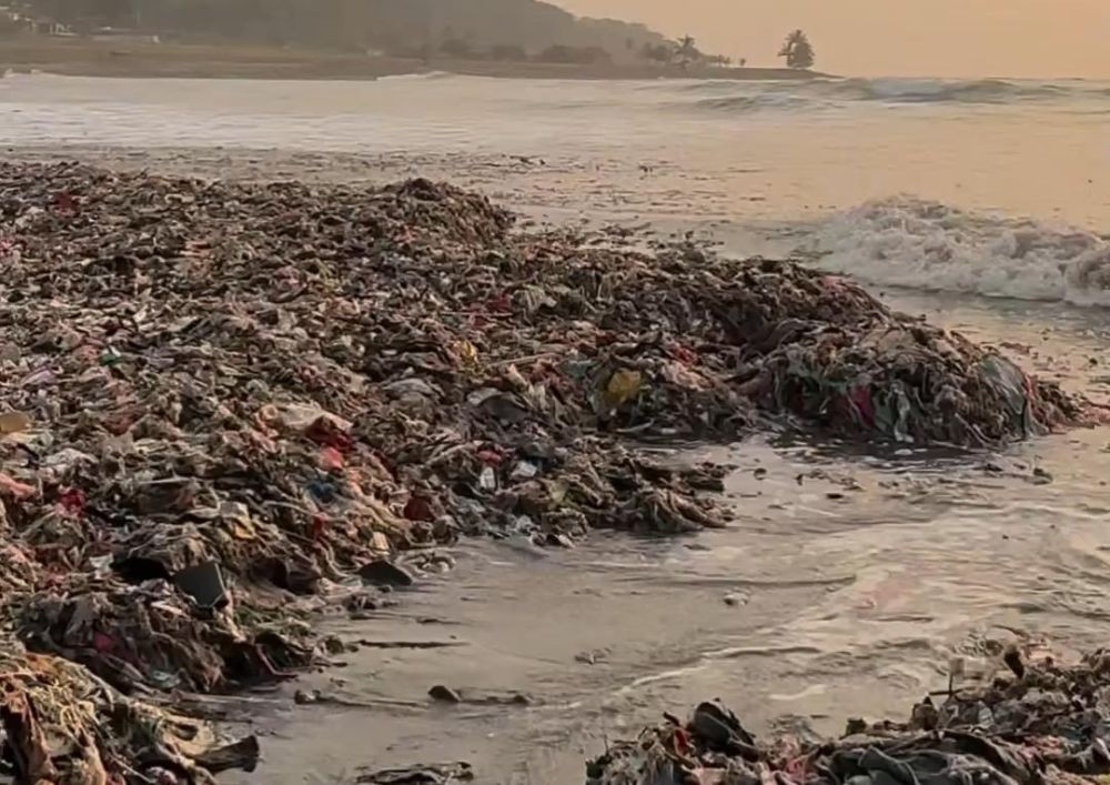 Bey Akan Turun Tangan Selesaikan Konflik Sampah Pantai Loji Sukabumi