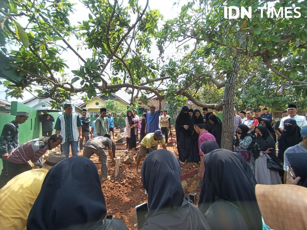 Tangis Keluarga Iringi Pemakaman Mahasiswa UMY Asal Lampung