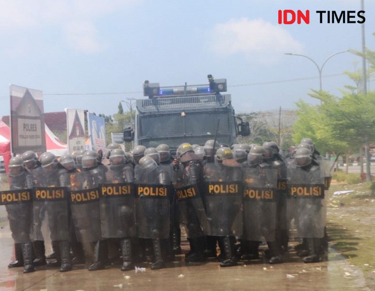 Simulasi Aksi Unjuk Rasa di KPU PPU yang Berakhir Anarkis 