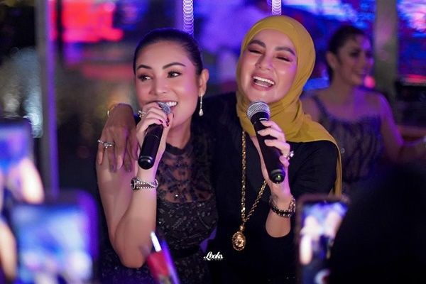 7 Potret Persahabatan Olla Ramlan dan Nindy Ayunda, Sempat Musuhan