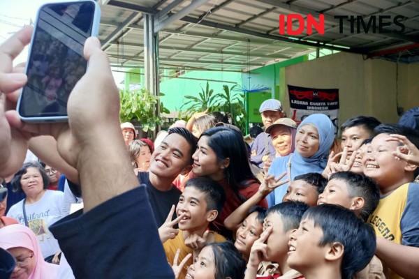 Kaesang Blusukan di Cipinang Melayu, Beri Jajanan Anak-Anak
