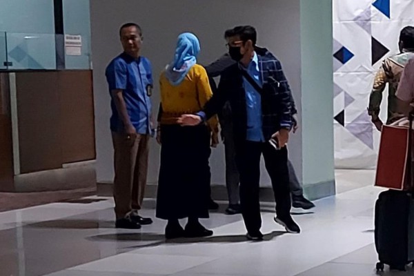 Penampakan Diduga Mentan Syahrul di Bandara Soetta, Pakai Kemeja Biru