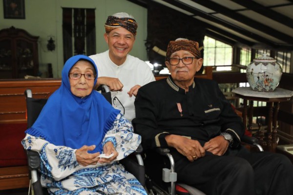 Ganjar Dijadikan Anak Angkat Mantan Gubernur Jabar Solihin GP