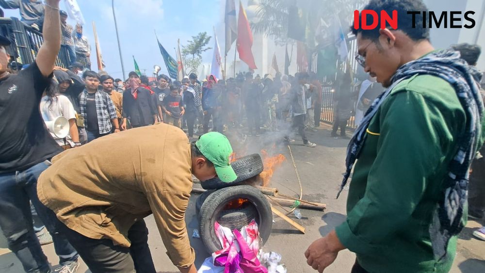 Mahasiswa Pingsan Diduga Diinjak-injak Aparat Saat Demo HUT Banten