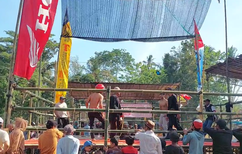 Mengenal Ritual Tiban, Aksi Tarung Cambuk Minta Hujan di Banyuwangi