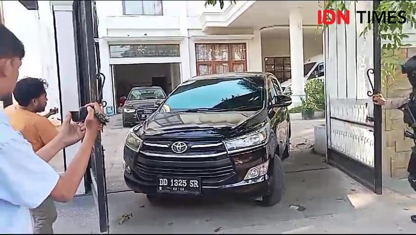 KPK Geledah 2 Rumah Mentan SYL di Makassar, Sita Mobil dan Dua Koper