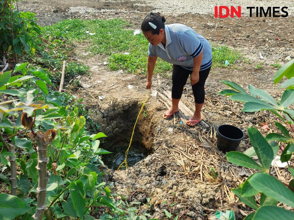 Sulit Air, Warga Kota Serang Gali Tanah di Dasar Empang Kering