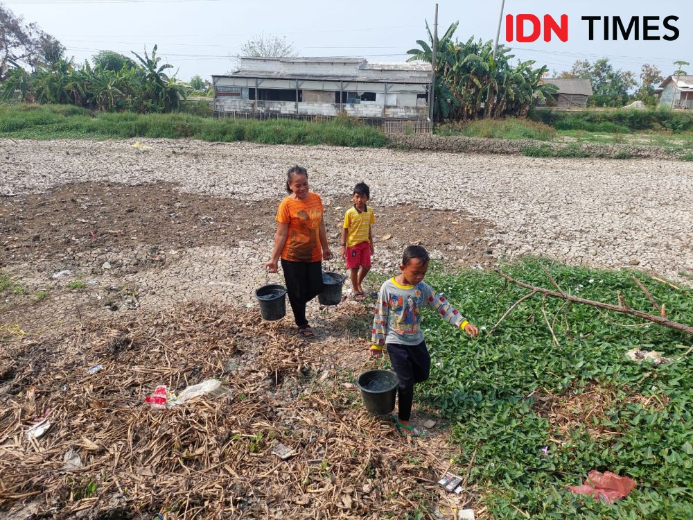 Sulit Air, Warga Kota Serang Gali Tanah di Dasar Empang Kering