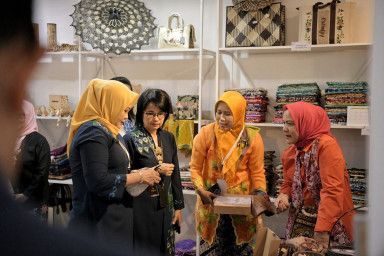 Iriana Joko Widodo Apresiasi Produk-produk Kriya Jawa Barat