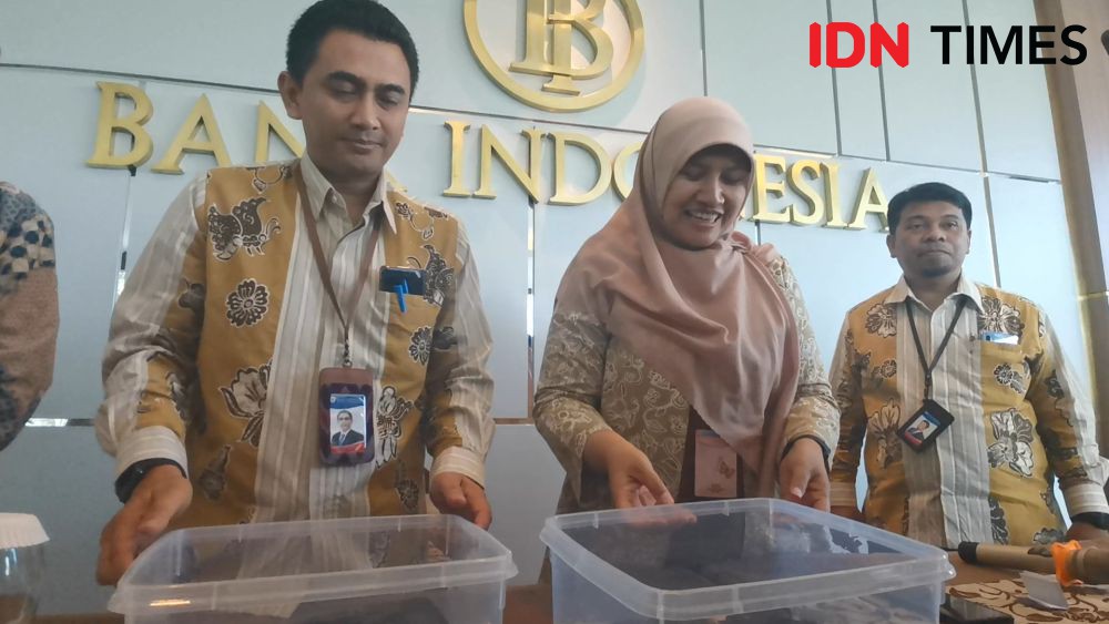 BI Solo Ganti Uang Rusak Korban Kebakaran Gudang Rosok Rp9 Juta