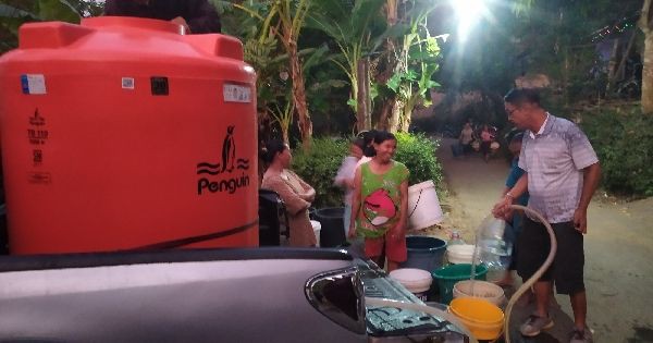 Krisis, Warga Desa Pekuncen Lewati Jalan Terjal Untuk Dapat Air Bersih