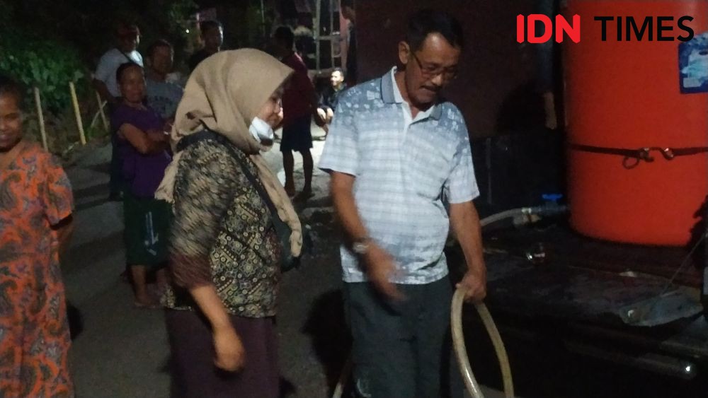 Krisis, Warga Desa Pekuncen Lewati Jalan Terjal Untuk Dapat Air Bersih