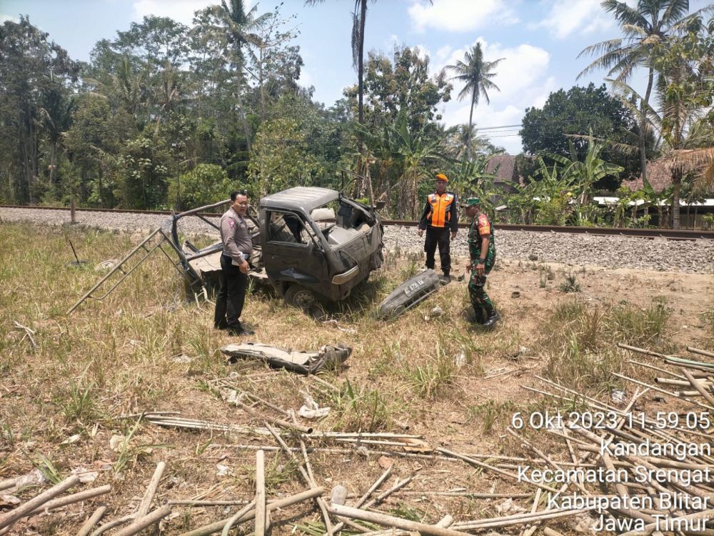 Pikap Tersambar KA di Perlintasan Tanpa Penjaga di Blitar