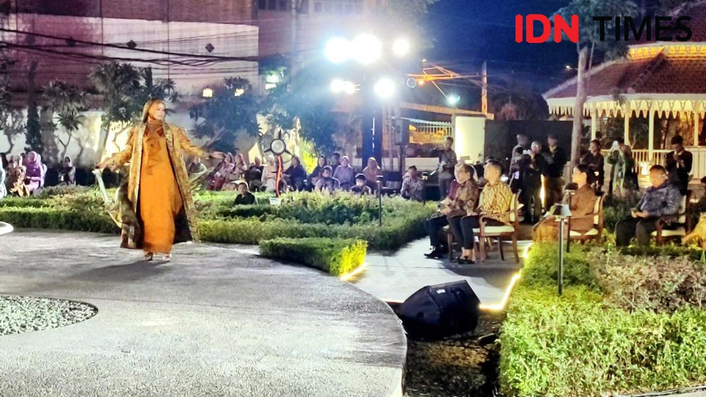 Potret Fashion Show Adikarya Batik Nusantara di Pracima Tuin