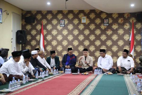 Ganjar Bertemu Ulama Se-Bekasi Hingga Ziarah Ke Makam Kiai