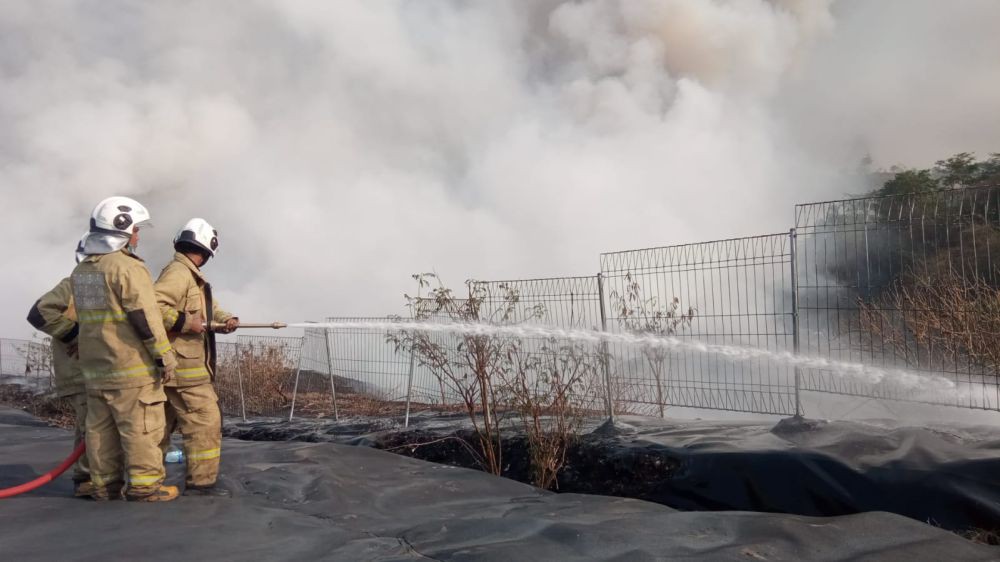 Jaringan Listrik di Kawasan Terdampak Kebakaran TPA Jatibarang Diamankan