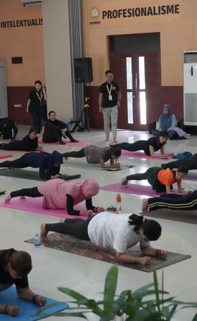 Hari Budaya, Konjen India Gelar Yoga Massal di Kampus Sari Mutiara