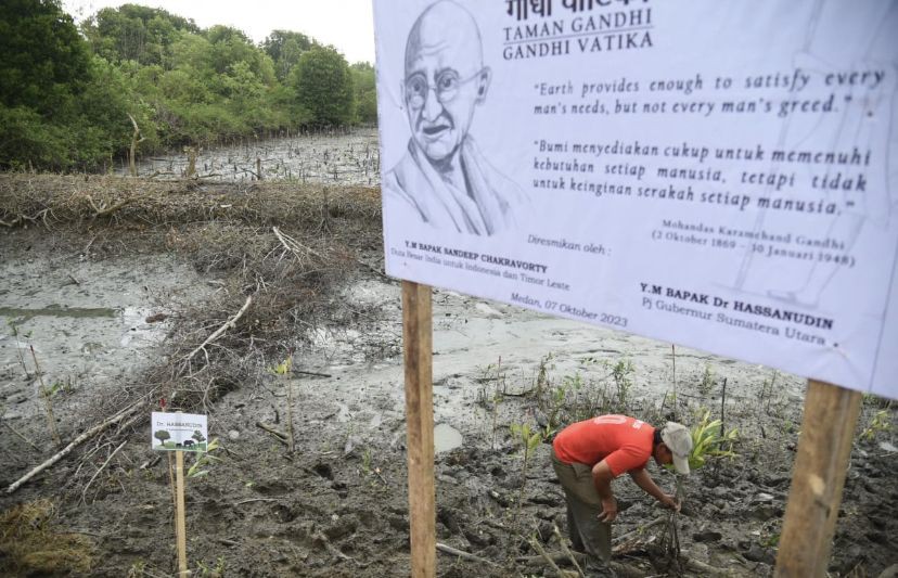 Peringati HUT Mahatma Ghandi, Dubes dan Konjen India Tanam 2.000 Pohon