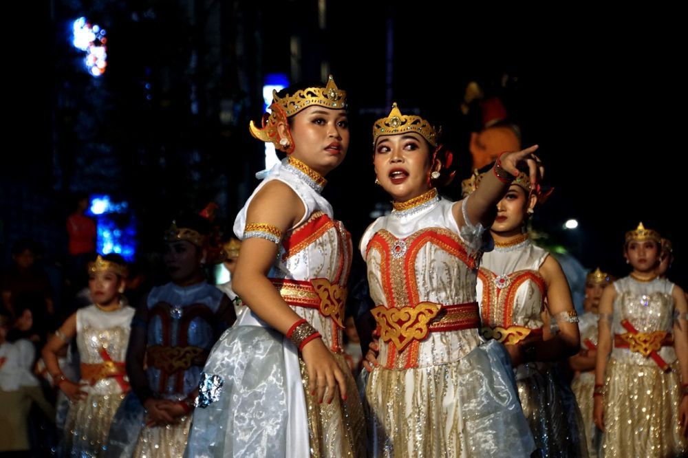 Puluhan Ribu Warga Saksikan Wayang Jogja Night Carnival di Tugu