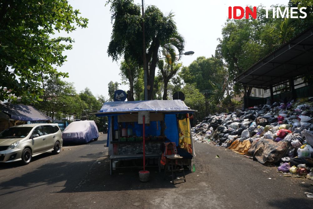 Potret Tumpukan Sampah Menggunung Setinggi 3 Meter di Depo Kotabaru