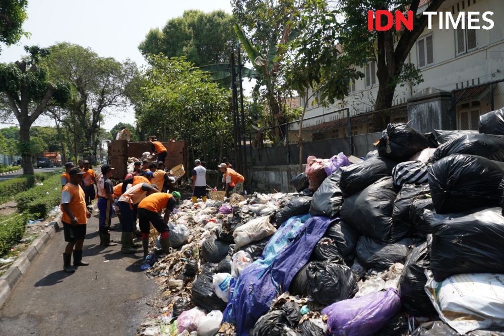 DLH Kota Jogja Mulai Membersihkan Sampah Di Kotabaru