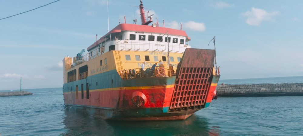 Beras Rusak Akibat Antre 10 Hari Menyeberang ke Nusa Penida