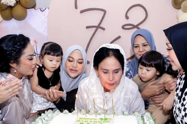 7 Potret Perayaan Ulang Tahun Ke-73 Ibunda KD, Ada Ameena