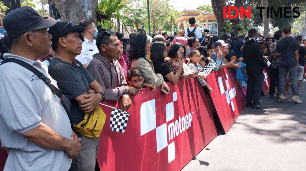 Warga Lombok Tumpah Ruah Saksikan Parade Pembalap Moto2 dan Moto3