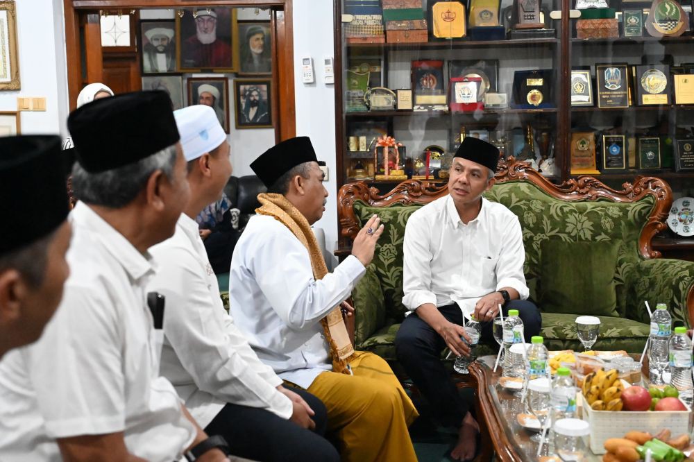 Ganjar Pranowo Ziarah ke Makan Abah Sepuh dan Abah Anom di Tasikmalaya