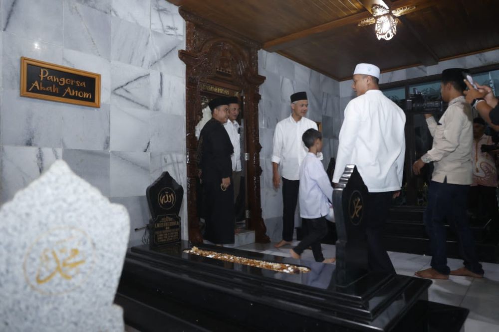 Ganjar Pranowo Ziarah ke Makan Abah Sepuh dan Abah Anom di Tasikmalaya