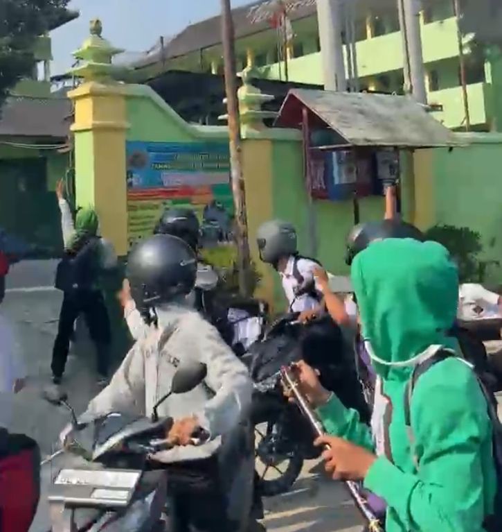 Viral! Puluhan Pelajar Bawa Gear dan Petasan Serbu Sekolah Taman Siswa