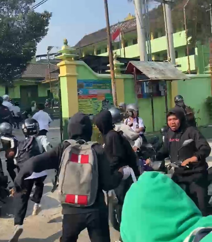 Viral! Puluhan Pelajar Bawa Gear dan Petasan Serbu Sekolah Taman Siswa