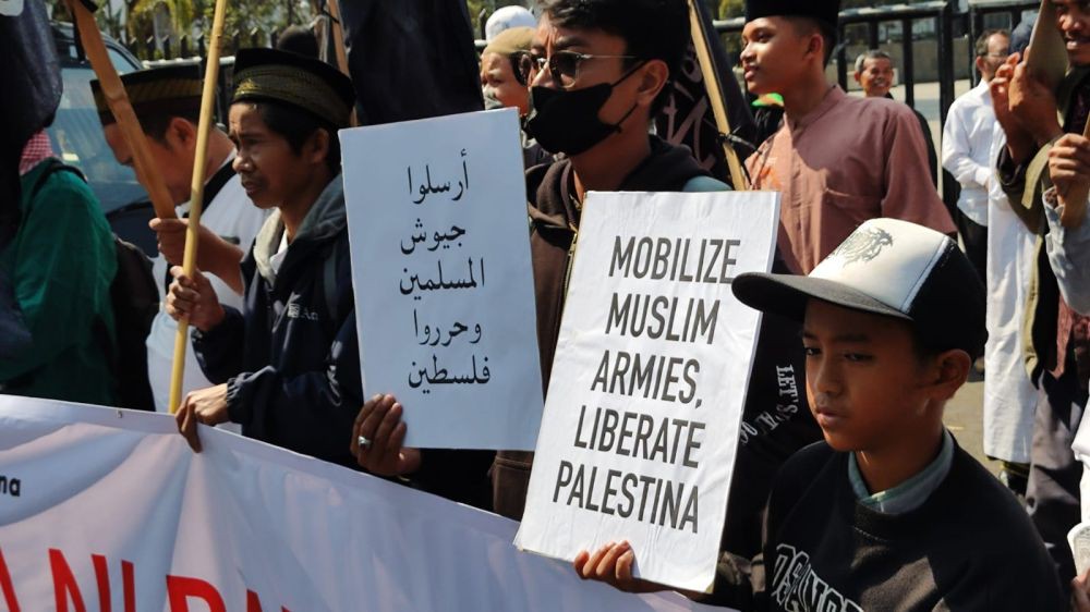 Ratusan Orang Aksi di Depan Gedung Sate Beri Dukungan pada Palestina