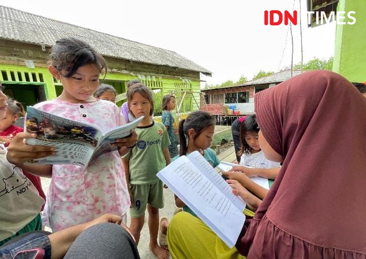 Suarakan Isu Ekologi, Anak-anak Kampung Nelayan Ciptakan Buku Sendiri