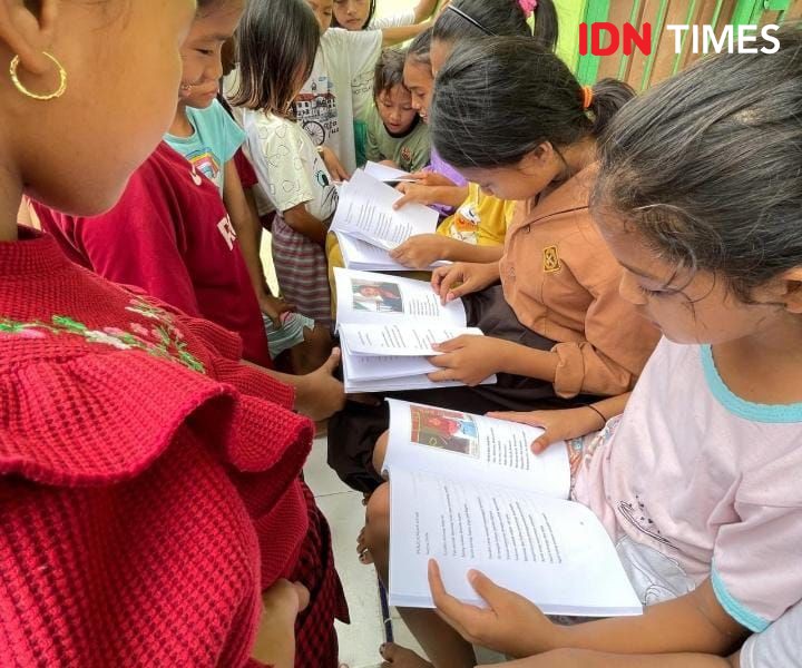 Suarakan Isu Ekologi, Anak-anak Kampung Nelayan Ciptakan Buku Sendiri