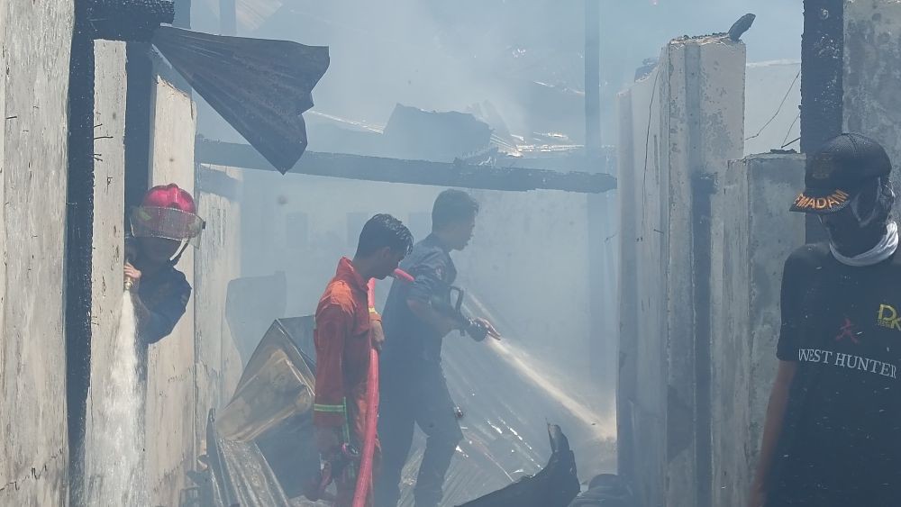 Jumat Mencekam! Kebakaran Hebat Hanguskan 12 Rumah di Makassar