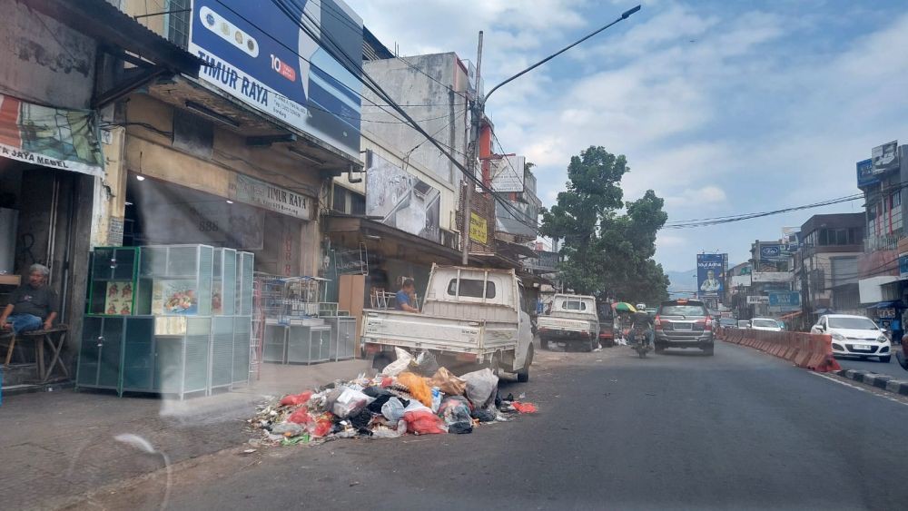 Sampah Menumpuk Tutup Sebagian Jalan di Pasar Cikutra 